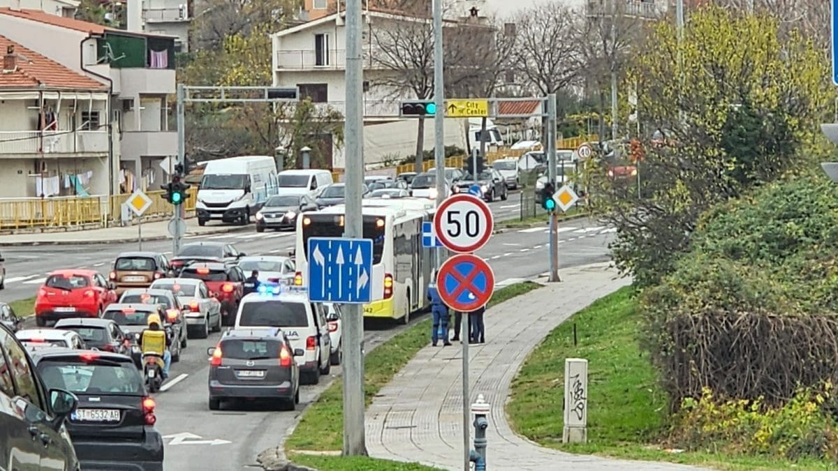 guzva policija autobus 4 