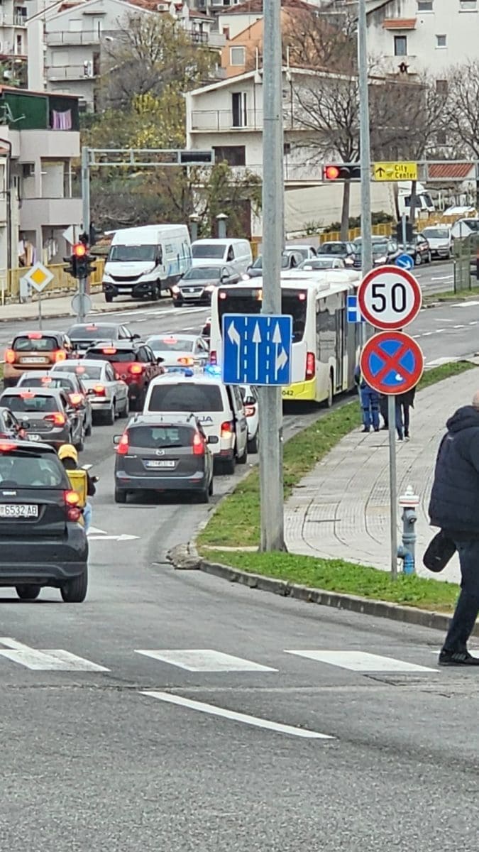 guzva policija autobus 5 