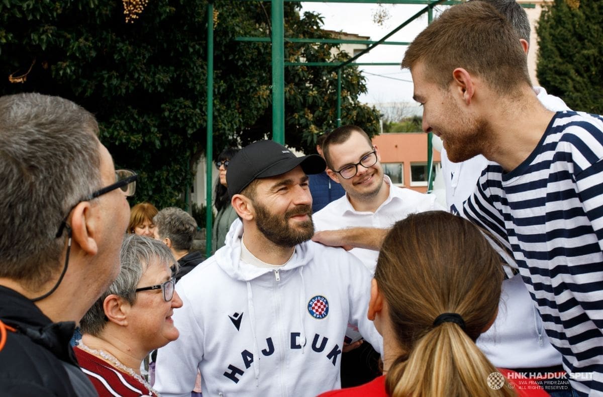 Hajdukovi prvotimci uoči Božića posjetili štićenike Centra "Juraj Bonači"