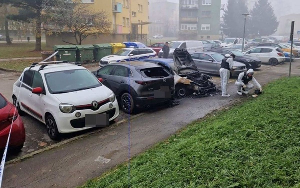 BUKNUO POŽAR NA AUTOMOBILU Oštećena još dva vozila parkirana u blizini