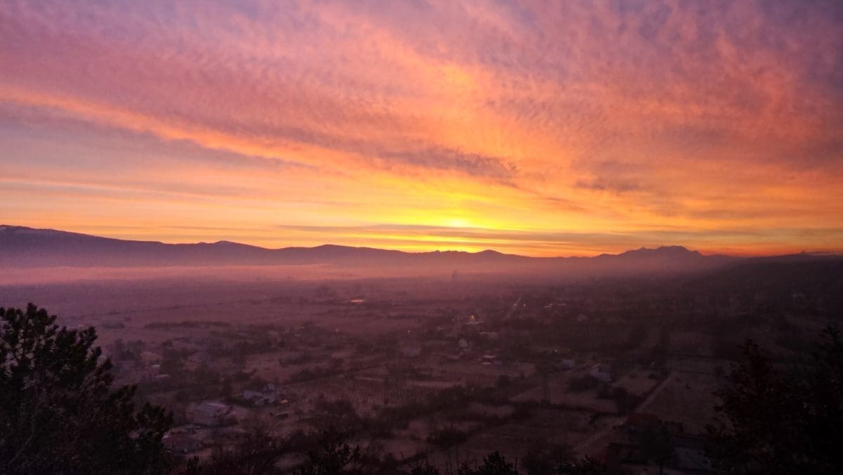 ČAROBNO JUTRO U CETINSKOJ KRAJINI Ranojutarnji prizori koji oduzimaju dah