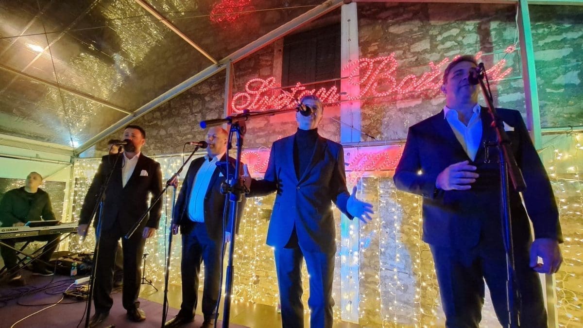 ADVENT NA ŠOLTI Prisutne je zabavljala klapa Rišpet