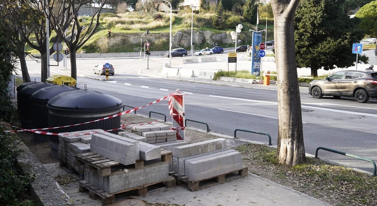 NEZGODNA LOKACIJA ZA POLUPODZEMNE SPREMNIKE, AL' DRUGE NEMA Ljudi u invalidskim kolicima ne mogu proći: "Iskopali su cili nogostup i nasadili kontejnere. Jel možete vi to virovat?"