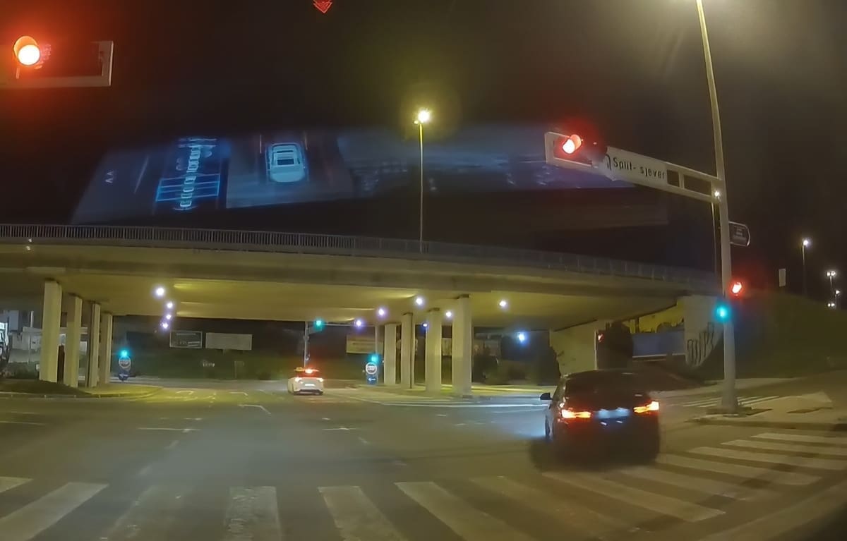 JE LI OVO ZA ODUZET VOZAČKU? Ljudi u nevjerici gledaju snimku s raskrižja na izlazu iz Splita