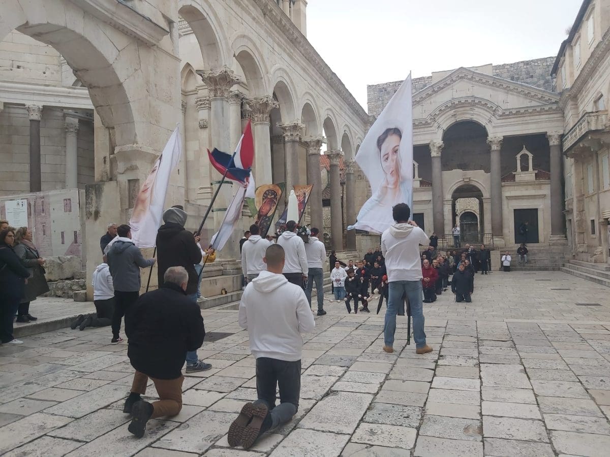 molitelji peristil 11