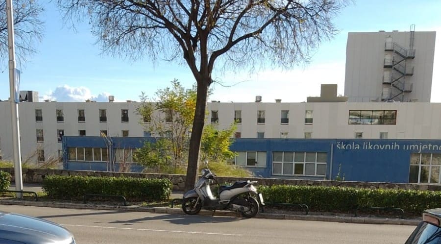 BIZARNIJE NE MOŽE 'Parkirao motor na sred Vukovarske, blokirao dio trake i laganini na kavu'