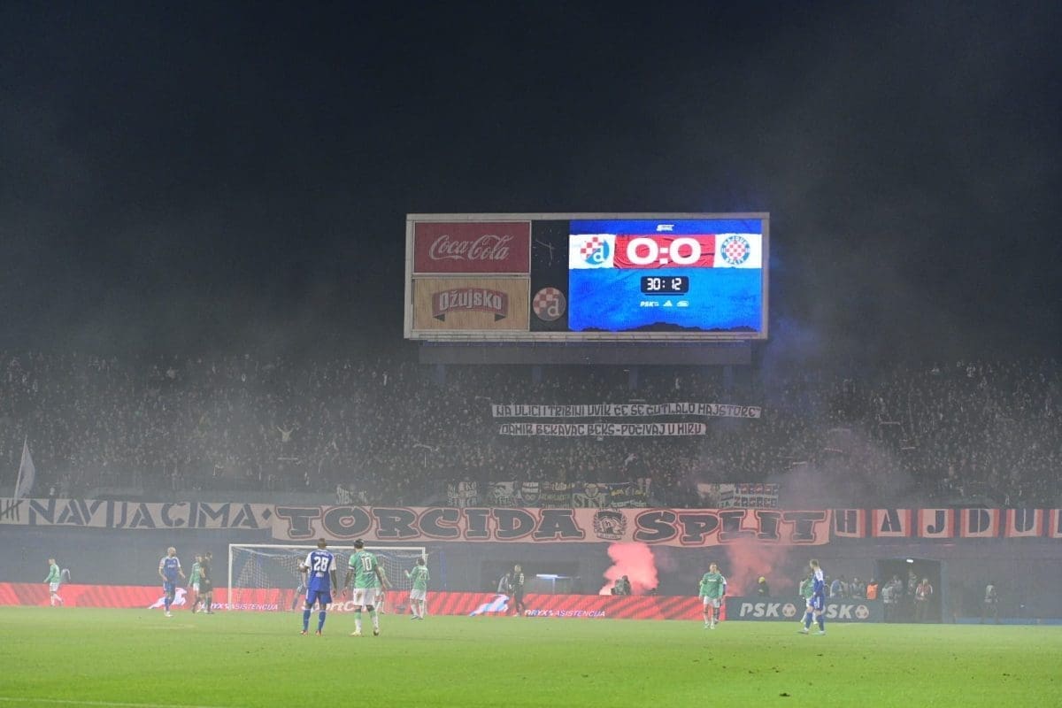 TORCIDA POSLALA PORUKU Pogledajte transparent koji je na južnoj tribini podignut u 32. minuti