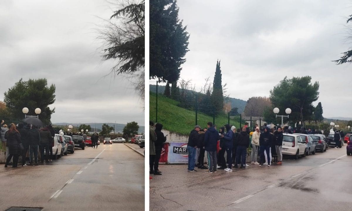 VJERNI NAVIJAČI ČEKAJU I PO KIŠI Duge kolone pred Poljudom ususret derbiju na Maksimiru