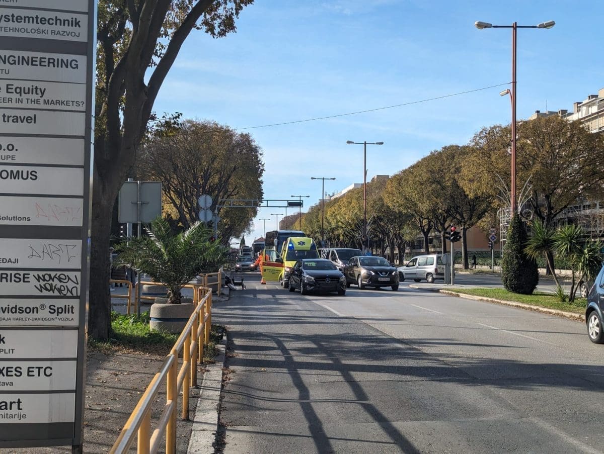 PROMETNA NESREĆA U SPLITU Vozilo hitne pomoći je na terenu