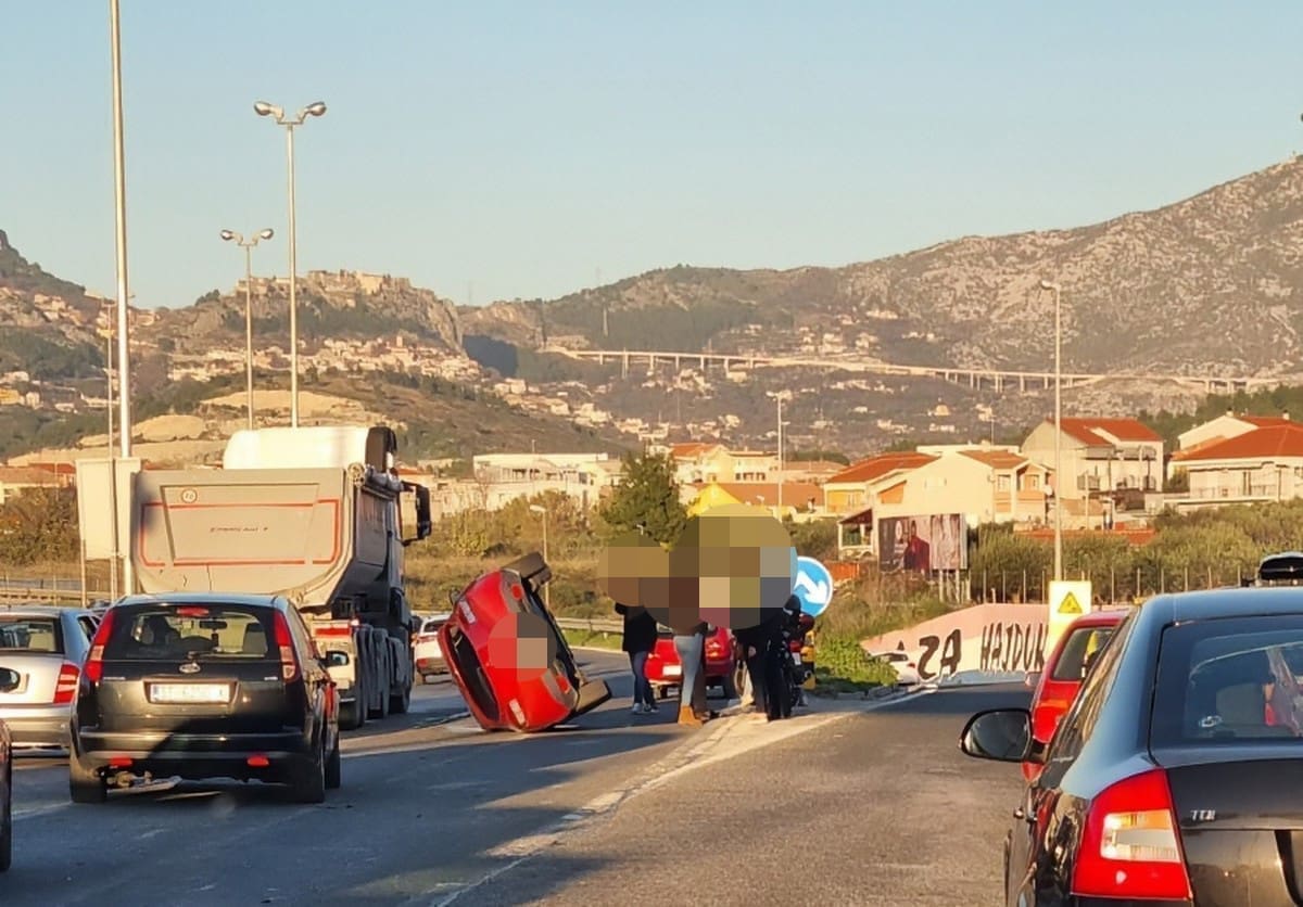 NE SJEDAJTE U AUTOMOBIL AKO NE MORATE Zbog prometne nesreće na Smokoviku stvorila se velika gužva