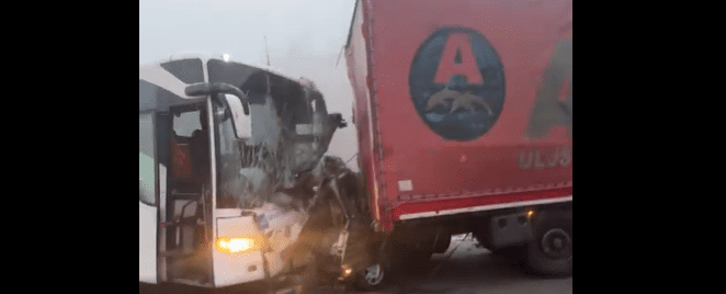 STRAVIČAN LANČANI SUDAR Sudar tri autobusa i kamiona na autocesti: 10 osoba poginulo