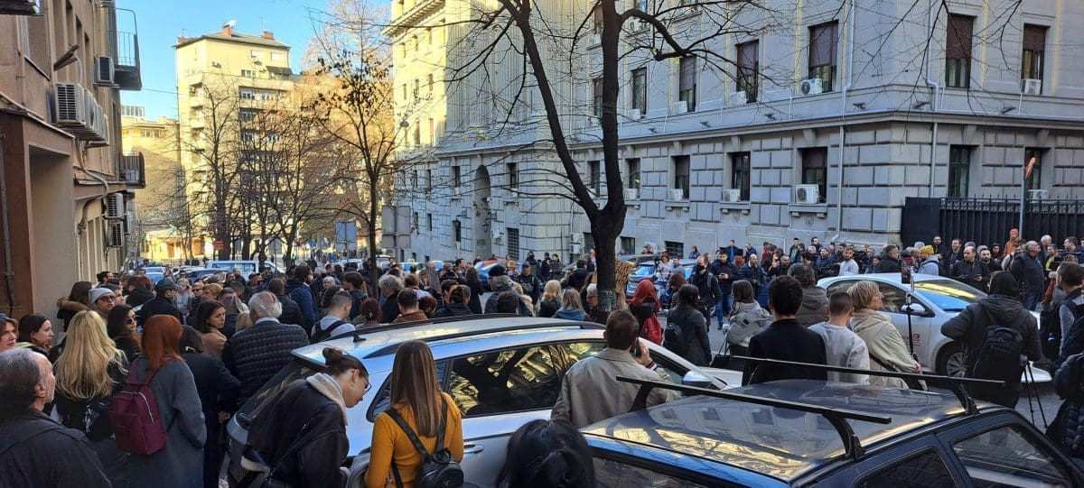 PRIJETI IM POLICIJA, ALI I VUČIĆ Blokada Ministarstva državne uprave, najavljena šestosatna blokada prometa