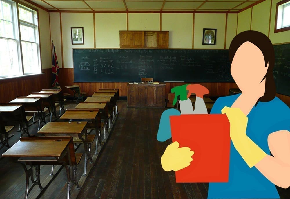 Čistačica u školi pala s ljestava dok je prala prozor. Sad joj škola, iako nije kriva, mora platiti 7300 eura!