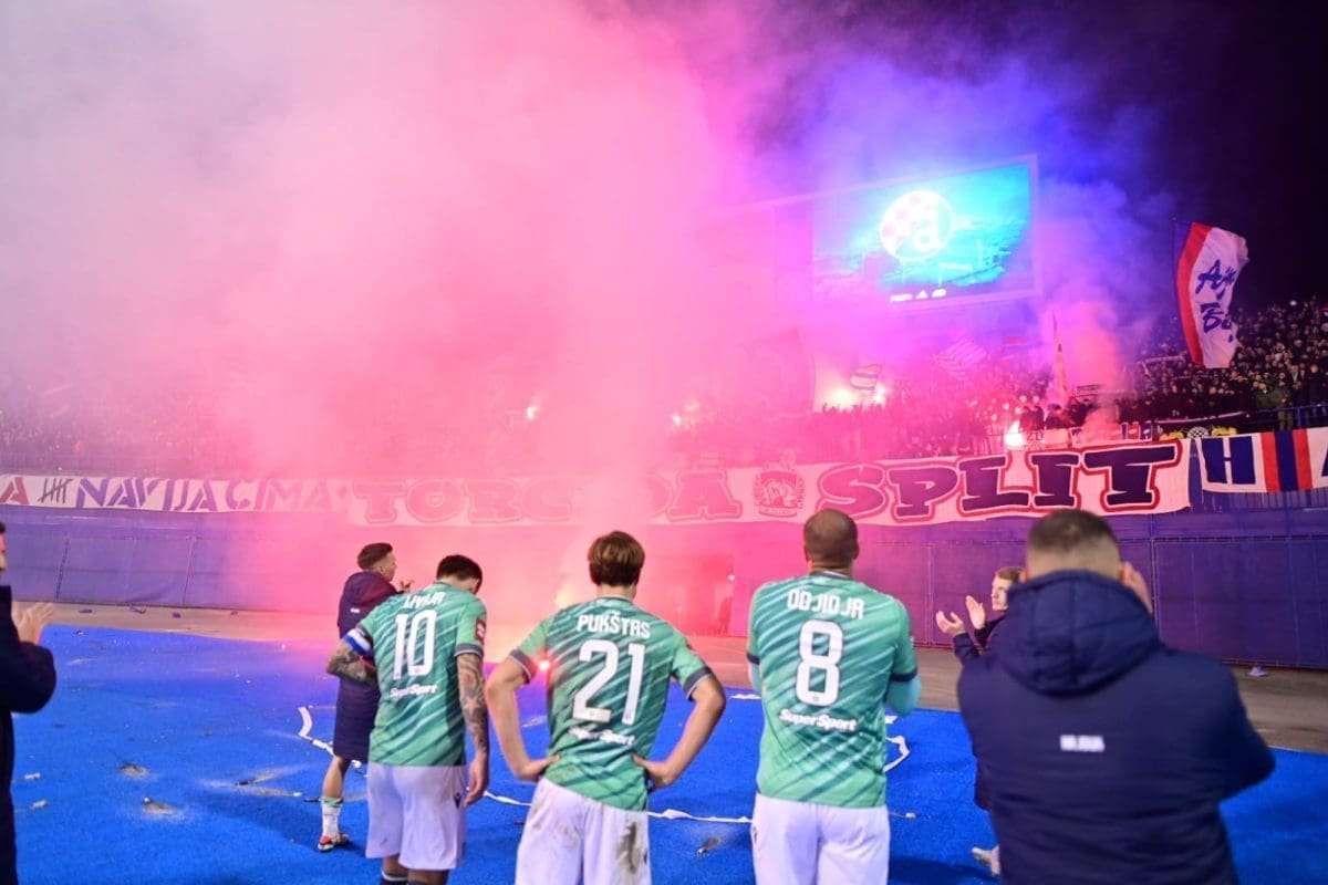 U MOME SRCU HAJDUK JE LIPOTA Torcida je igrače Hajduka s terena otpratila bakljadom i pjesmom