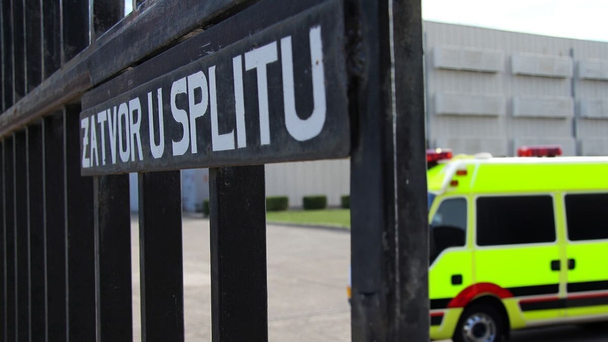 "‘Šta je, narkomančino debela, šta ti glumiš pi**etino jedna": Osuđivani nasilnik (24) napao policajce i razbio zid u sudskom hodniku