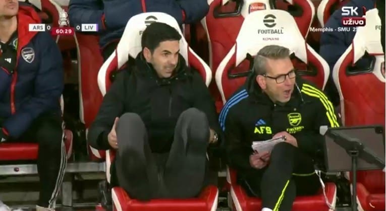 UPS! Pogledajte trenutak kad su treneru Arsenala puknule hlače
