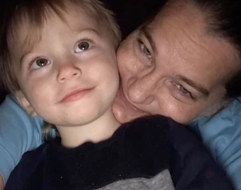 VIDEO Majka dječaka koji je umro uz tijelo oca: "Ne mogu prestati zamišljati kako umire od gladi i pokušava dohvatiti hranu. Ne mogu to podnijeti"