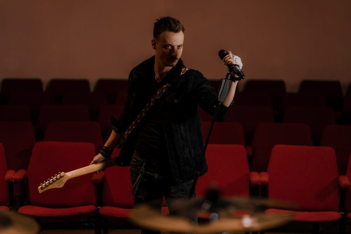 NIKOG NE OSTAVLJA RAVNODUŠNIM Poslušajte novu rock baladu