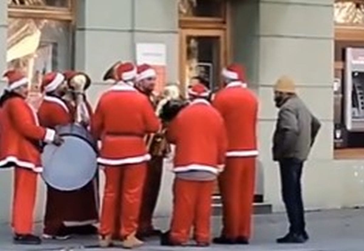 SLAVLJE I TRENUTAK ZA PAMĆENJE Otplaćen je kredit! Lik pozvao trubače ispred banke