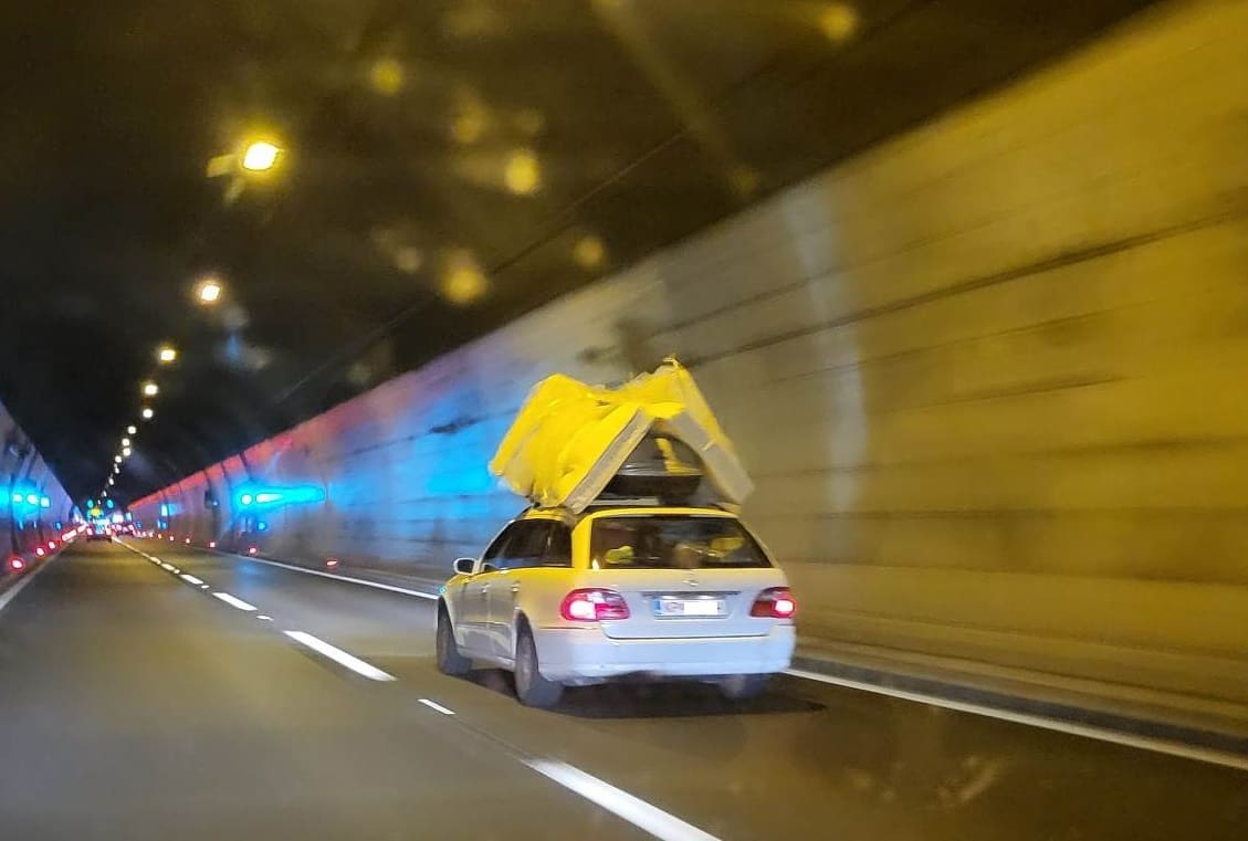 "FAKE TAXI" U TUNELU? Pogledajte fotografiju koja izaziva znatiželju