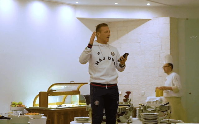 TEŠKI SHOW Laszsla Kleinheislera zapjevao 'Dalmacija u mom oku', momčad ga bodri