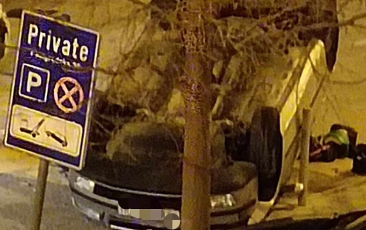 VRLO ČUDNA I MISTERIOZNA SITUACIJA NA SPLITSKOM PAZDIGRADU Auto prevrnuto na krov! Upaljen je motor, ali nema vlasnika vozila: Policija je na terenu...