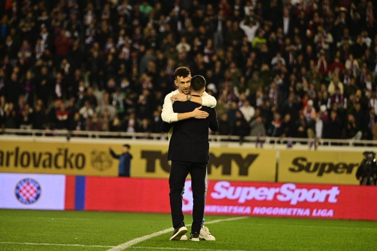 MA, JE LI OVO STVARNO ILI SANJAM?! Perišić i Brekalo zajedno na travnjaku Poljudske ljepotice zapjevali 'ruke ćemo skupa za bile dići'