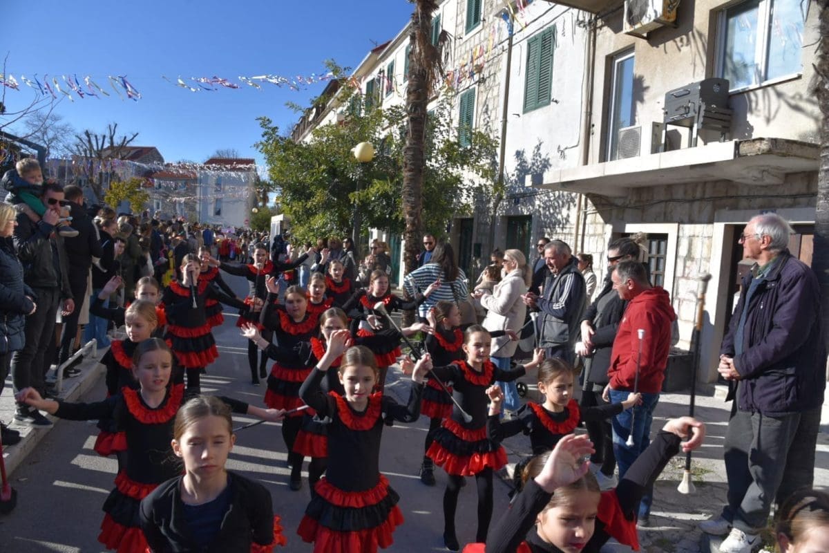 (FOTO) MAŠKARANA POVORKA Stotine najmlađih Kaštelana uživalo u karnevalu