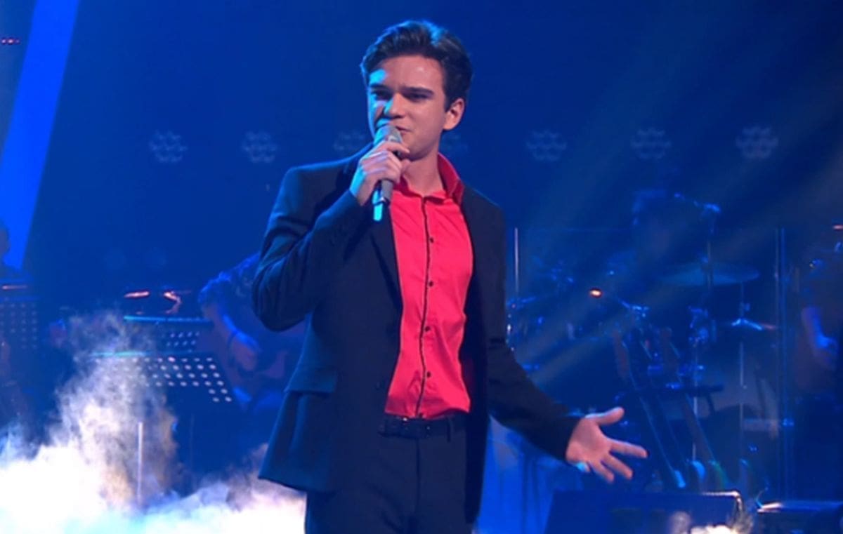 POBJEDNIK VOICEA I UČENIK SREDNJE ŠKOLE NASTUPIO NA POZORNICI DORE Evo kako zvuči Martin Kosovec