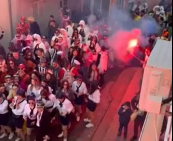 DRAMA NA DALMATINSKOM OTOKU Djevojci se se na karnevalu zapalio kostim, hrabri mladić je spašavao!