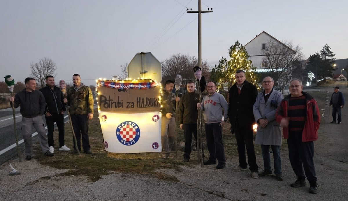 U DALMATINSKOJ ZAGORI PONOSNO STOJI TABLA 'POTRUBI ZA HAJDUKA' Na obroncima prošlosti okupili su se prezimenjaci koji drže do svoje tradicije