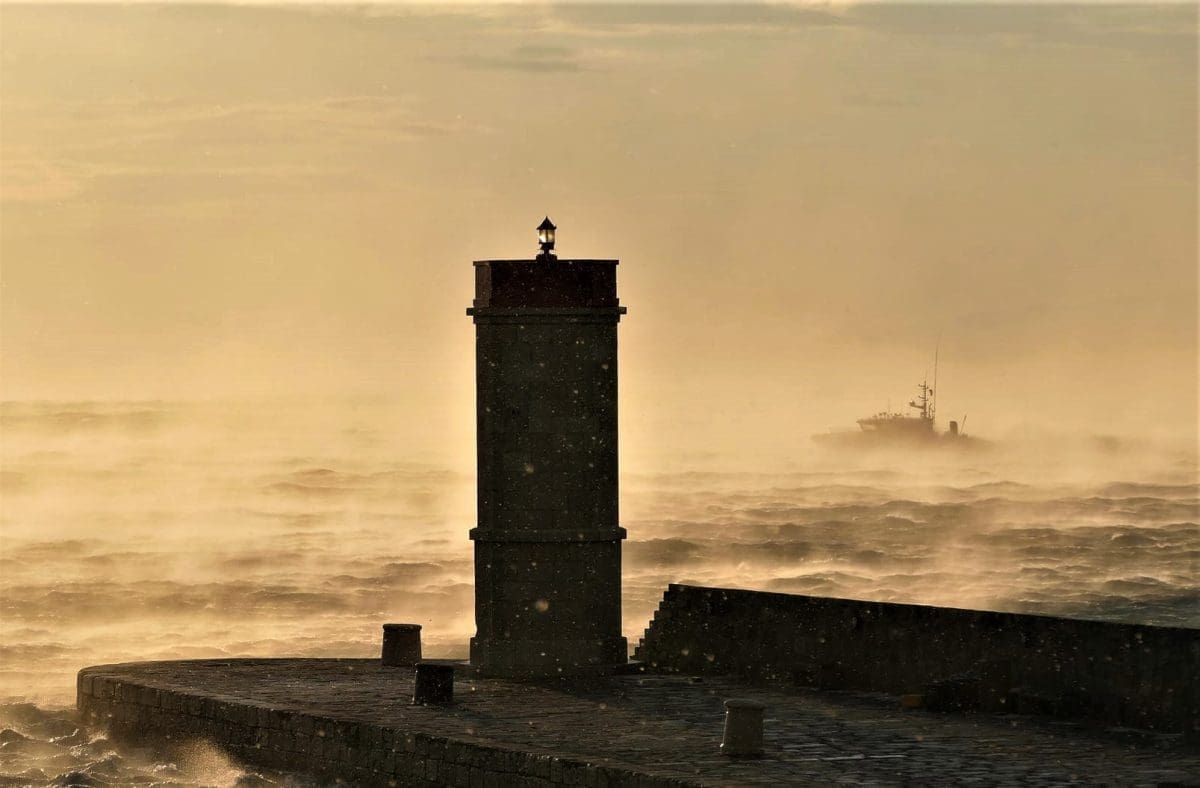 policija more valovi hitna intervencija prebacivanje 3 