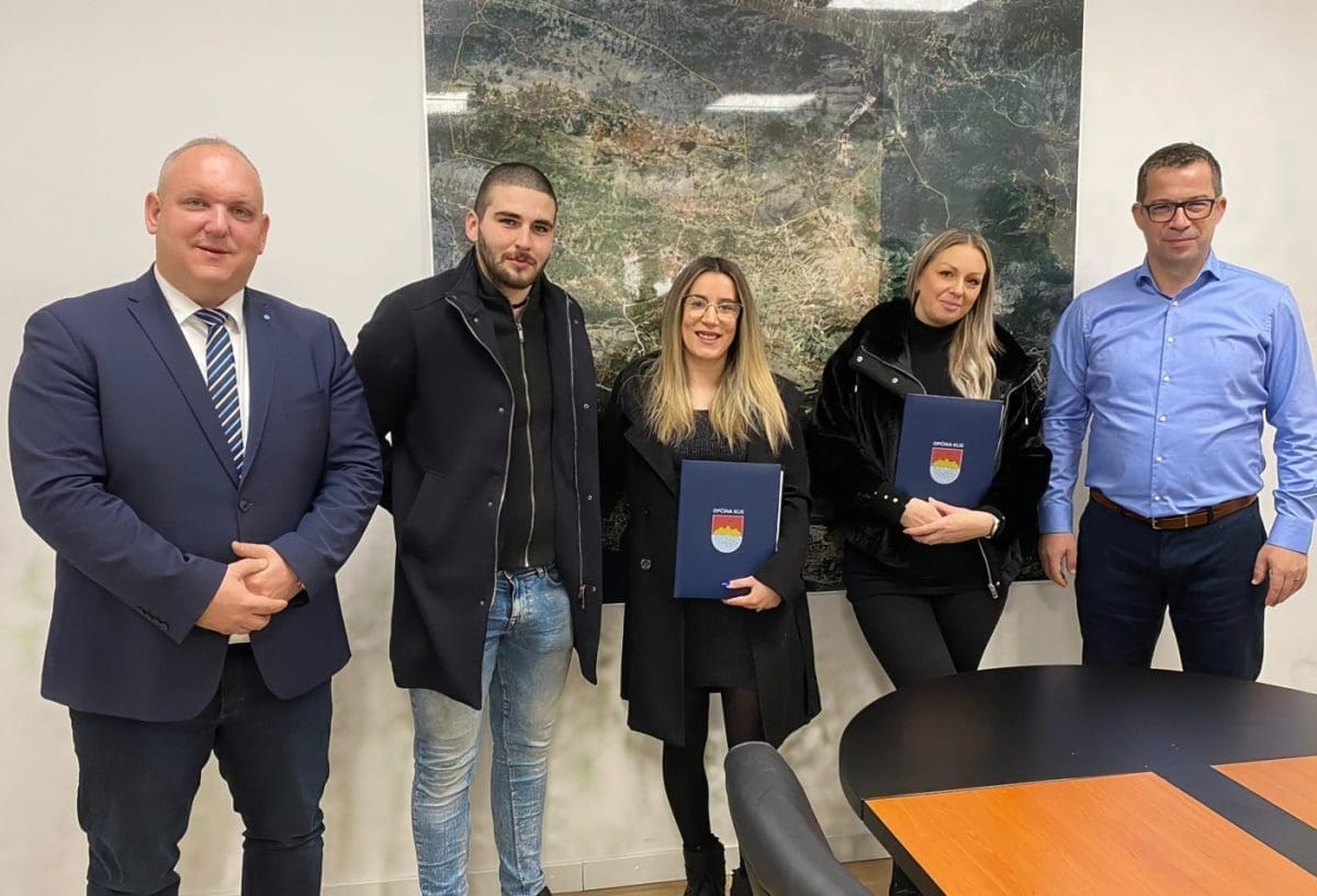 Dvije mlade obitelji dobile zemljište za izgradnju obiteljske kuće na kliškim padinama! Načelnik Vetma: 'Ove godine krećemo s izgradnjom vrtića, projektom nov škole...'