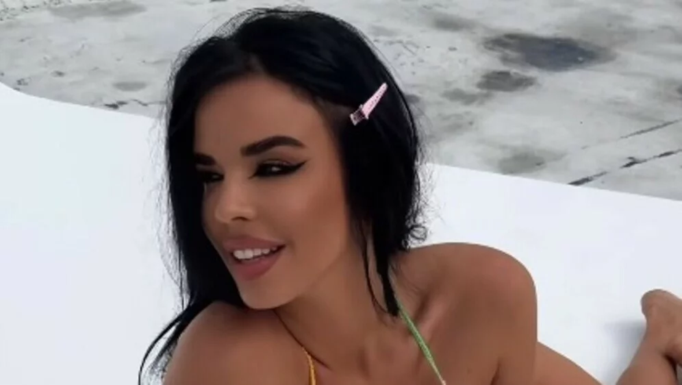 KNOLL DOLL VIŠE OTKRIVA NEGO SAKRIVA Obline prekrila cvjetićima!