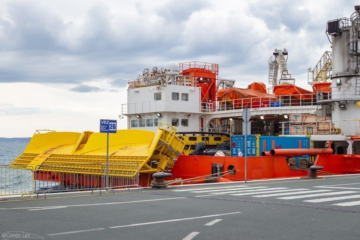 U SPLITSKU LUKU UPLOVIO POSEBAN "GOST" Ovaj specijalizirani brod iz Grčke obavio je životno važan posao između dva dalmatinska otoka