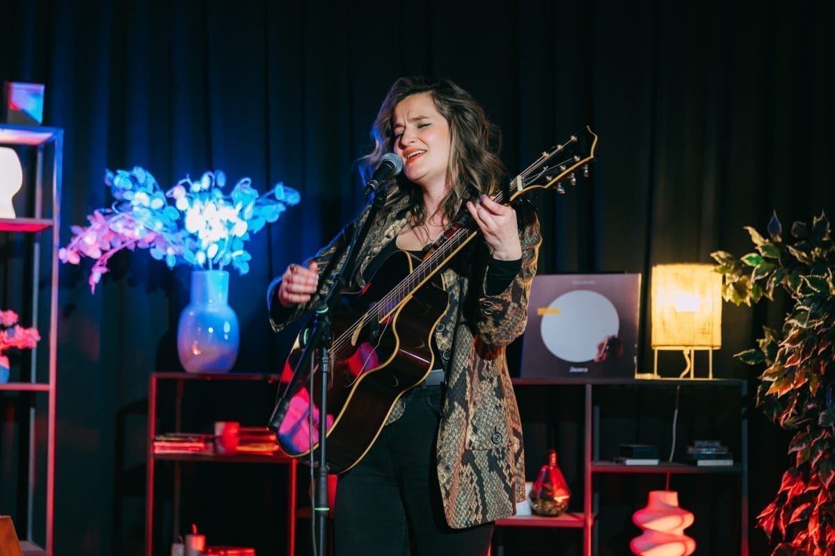 Hrvatska kantautorica nosi duboku strast prema glazbi, a inspirirana je Bobom Dylanom, Dalmacijom i selom Rumin