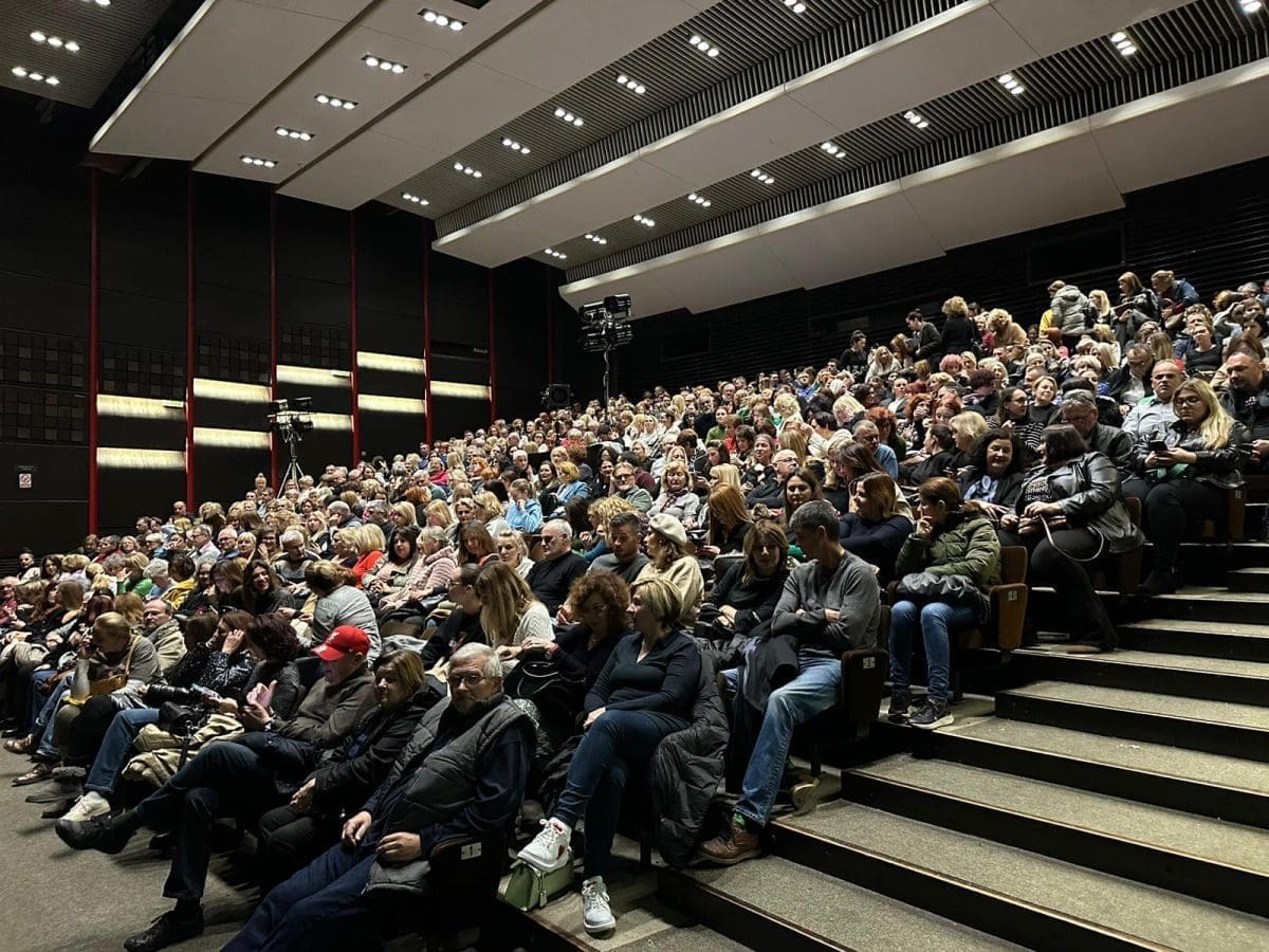 "DOĐI GOLA NA VEČERU" ODUŠEVILA GLEDATELJE TEATRA UZ MORE Određen je novi termin, evo kada će se fantastična komedija održati u splitskoj Lori