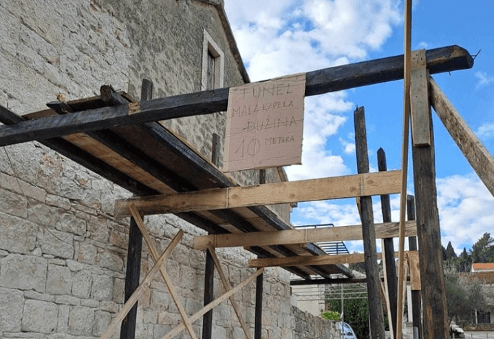 POTHVAT IZ DALMACIJE POSTAO HIT Pogledajte natpis koji su stavili na skelu, rugaju se i u komentarima