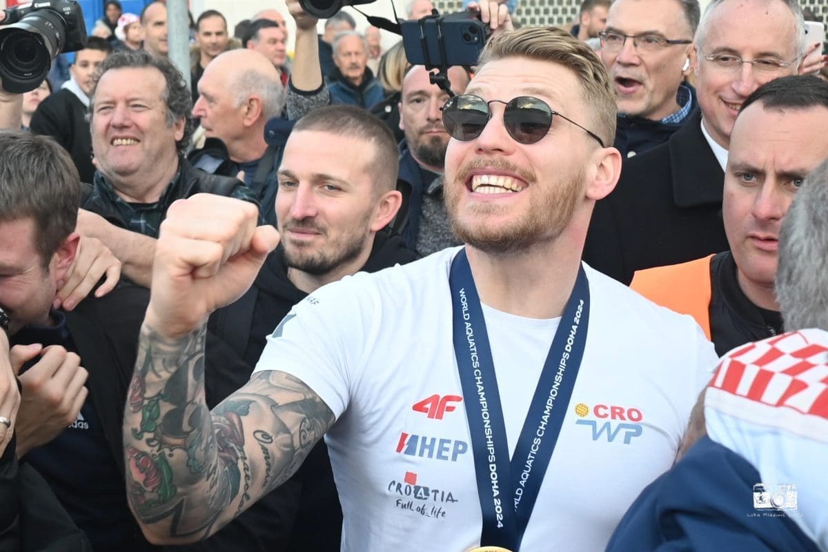 RIVA JE BILA TEK ZAGRIJAVANJE Večeras se na Skalicama sprema spektakularna fešta za Marinića Kragića: "Neka Splitom odjekne pisma za našeg prvaka"