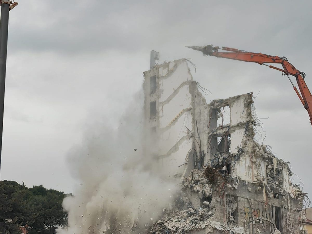 JOŠ MALO I NEMA GA VIŠE Pogledajte kako izgleda nekadašnji hotel Marjan, padaju posljednje etaže