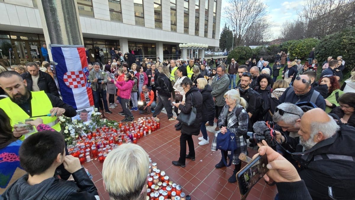 DA VAM SRCE PUKNE Lukina slika, hrvatska trobojnica i stotine svijeća u obliku križa...