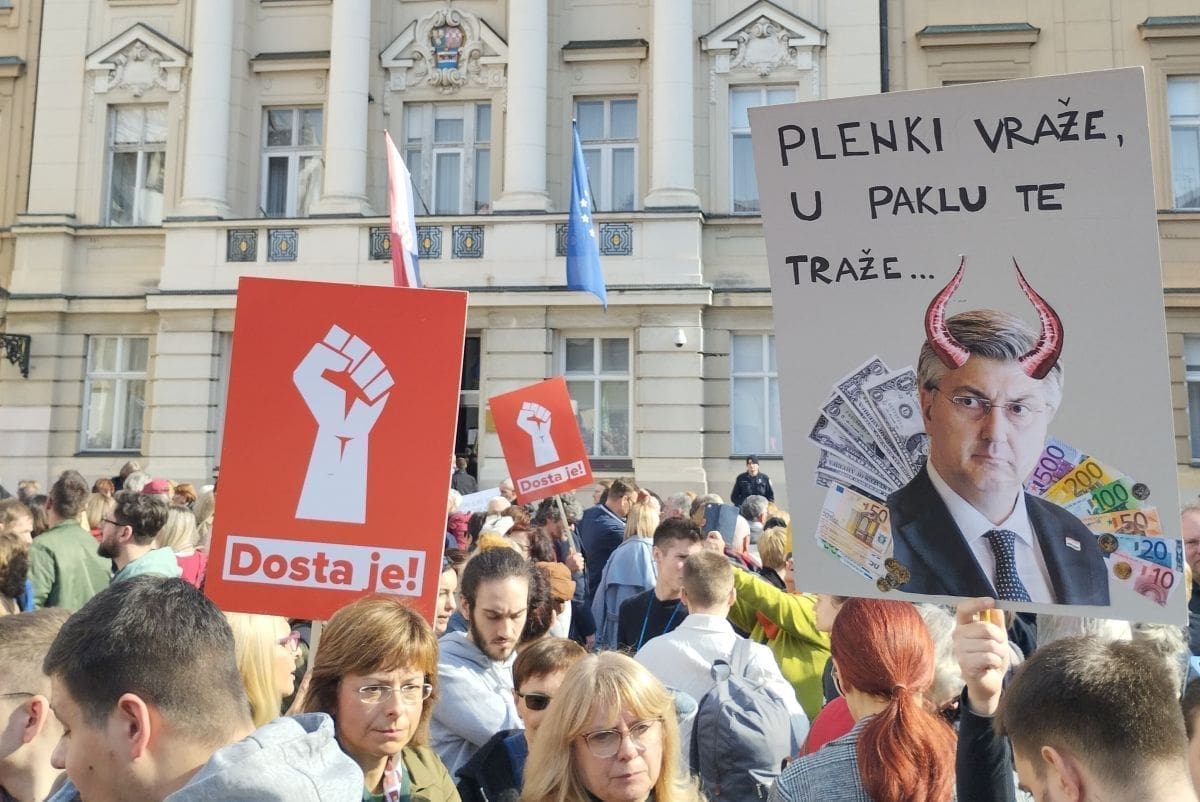 ATMOSFERA S KRCATOG PROSVJEDA NA MARKOVOM TRGU 'Vi ste gamad i ja vam ne dam glas', 'Plenkoviću vrati vlast narodu' samo su neke od brojnih poruka