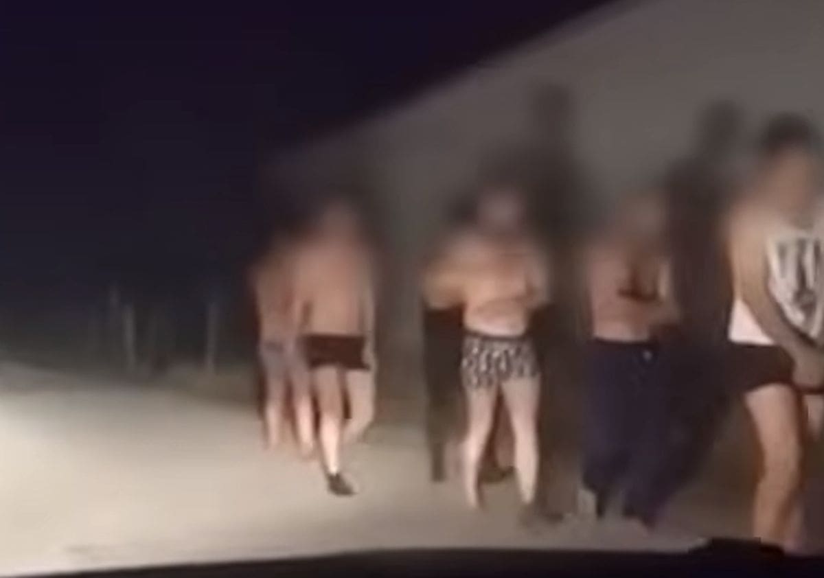 UZNEMIRUJUĆE SNIMKE Policija na granici skinula ljude u donje rublje, tjerali ih da hodaju po hladnoći