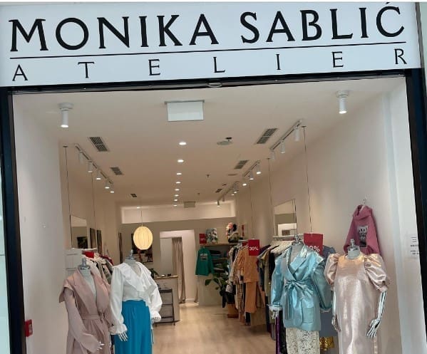 VELIKO SNIŽENJE ZBOG PRESELJENJA "Monika Sablić Atelier": Omiljene haljine, hlače, odijela, bluze i hoodice snižene i do 50-70 posto!