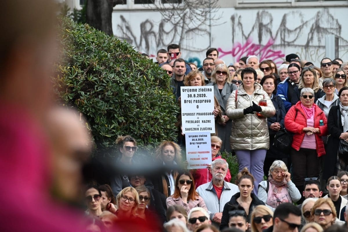 TUŽNA I UTUČENA LICA SPLIĆANKI I SPLIĆANA Završio je prosvjed za tragično preminulog Luku: "Ako se ljudi ne budu osjećali sigurno počet će nositi oružje"