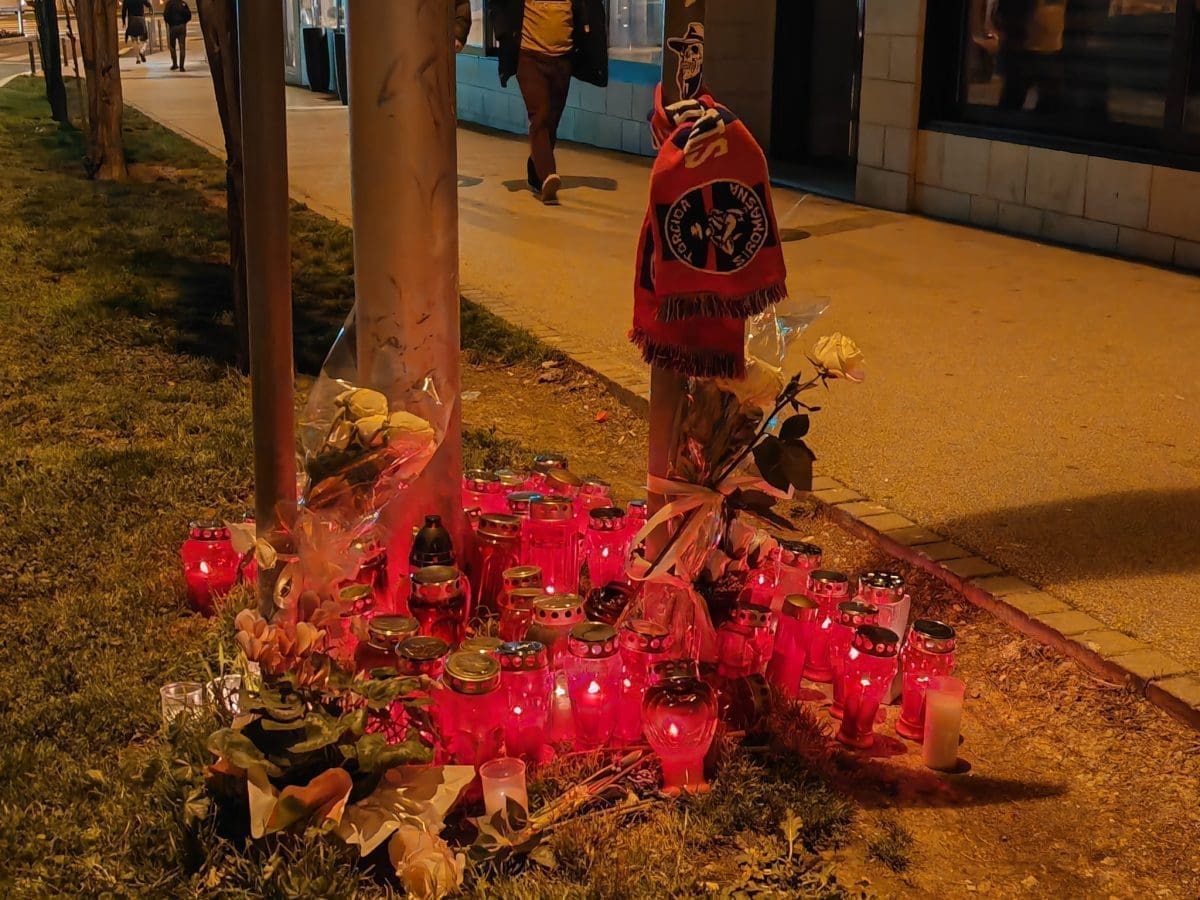 Stotine Splićana se mirno okupile na mjestu gdje je zvjerski ubijen Luka Bančić. Policija prolazno zatvorila promet, čuvala mjesto u Ulici Domovinskog rata