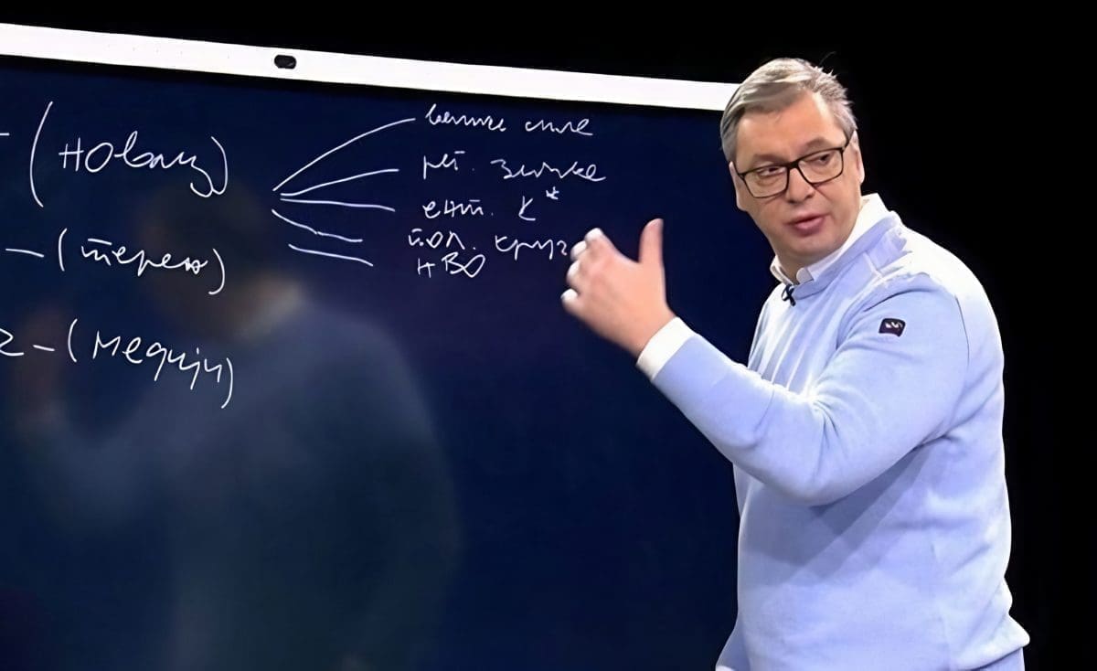 NADREALNO Vučić na ploči crtao tko sve ratuje protiv Srbije: "Kako se Hrvati osjećaju kada mi osvajamo sve u košarci, a oni ništa?"