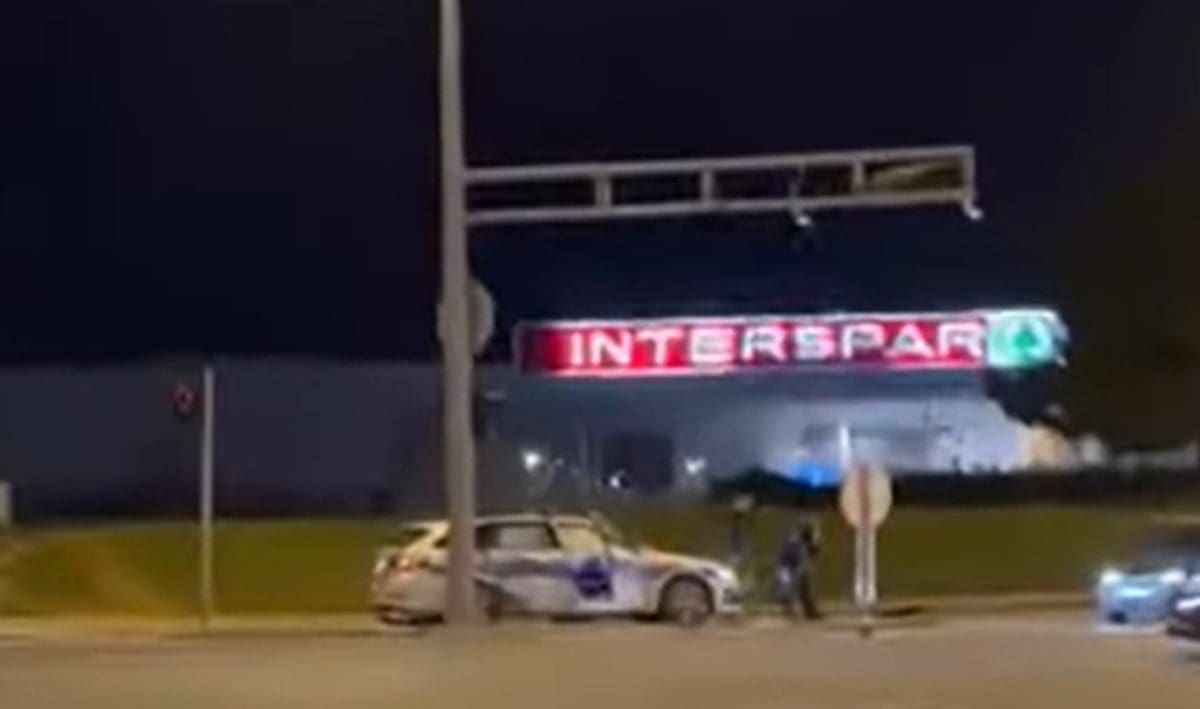 ZA DLAKU IZBJEGNUTA STRAVIČNA NESREĆA Vozačica prošla kroz crveno i zabila se u policijsko vozilo, ozlijeđene policajce spasili zračni jastuci!