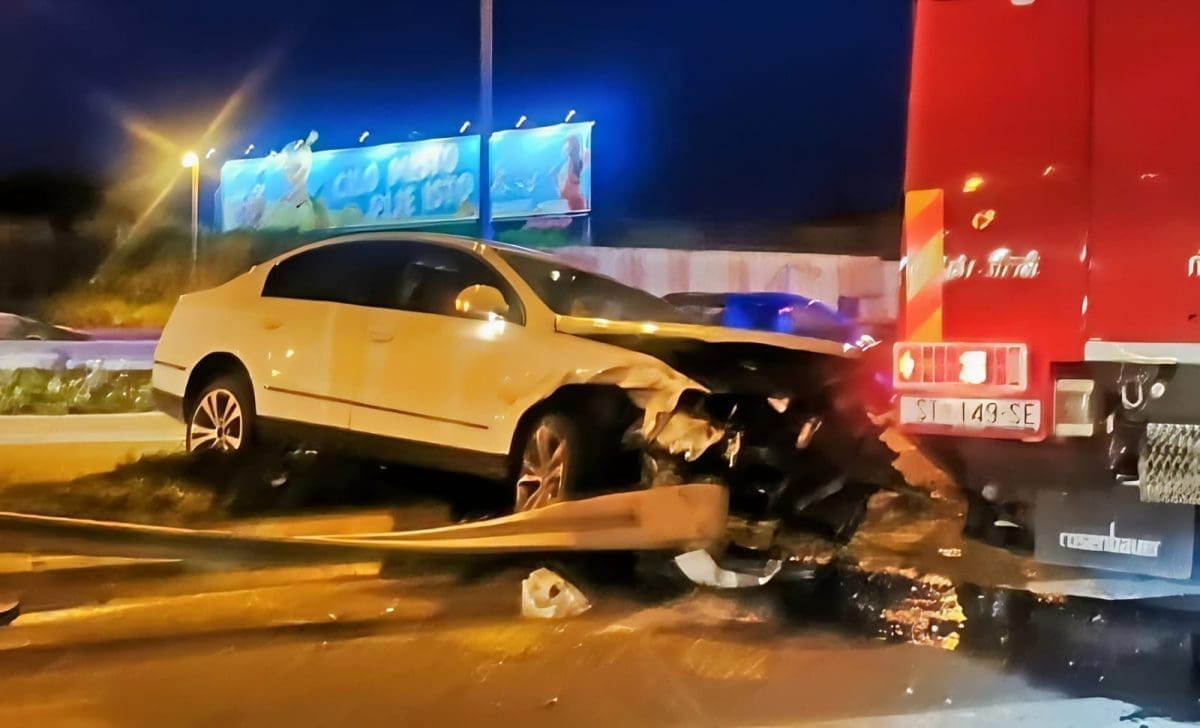VELIKE GUŽVE U SMJERU SPLITA Teška prometna nesreća na Smokoviku: Bijelim Passatom probio ogradu i zaustavio se na bankini!