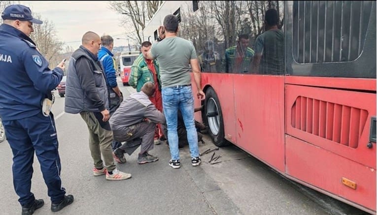UŽAS U SUSJEDSTVU Otpalo kolo s busa u vožnji i ubilo ženu